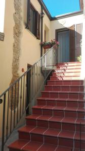 una rampa di scale in un edificio di B&B Il Giardino sull'Alento a Prignano Cilento
