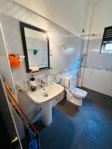 Ένα μπάνιο στο Sihenu Geust House