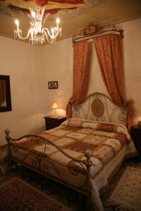 A bed or beds in a room at Calì Nitta