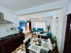 a living room with a glass table and chairs at Himalayan Tranquil Stay in Burhānilkantha