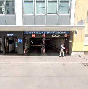 Exteriér nebo vchod ubytování LOLLIPOP - metro to the opera 4 mins away