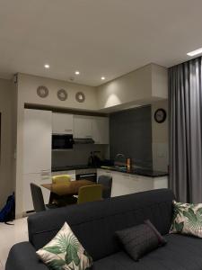 a living room with a couch and a kitchen at Hawana Salalah Tourism in Ma‘mūrah