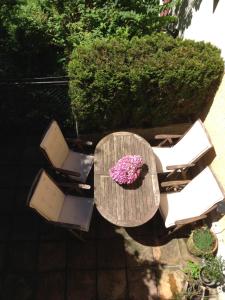 una vista aérea de una mesa y sillas con una flor. en Haus Gnigl en Salzburgo