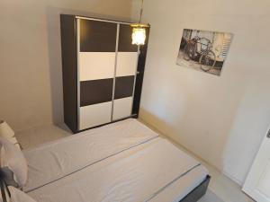 a small room with a bed and a closet at Апартамент "Скален венец" in Veliko Tŭrnovo
