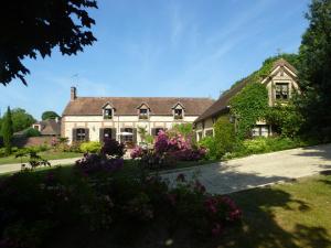 ein großes Haus mit Blumen davor in der Unterkunft Le Clos des Cordeliers in Sézanne