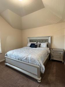 Postel nebo postele na pokoji v ubytování Family Fun Haven