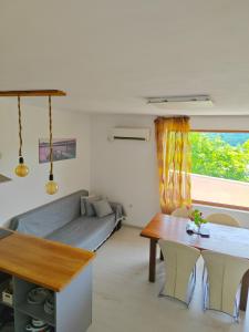 a living room with a bed and a table at Апартамент "Скален венец" in Veliko Tŭrnovo