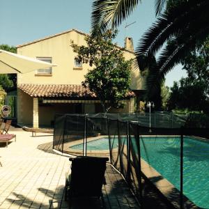 - une piscine en face d'une maison dans l'établissement Villa Ecluses Mediterranee, à Portiragnes