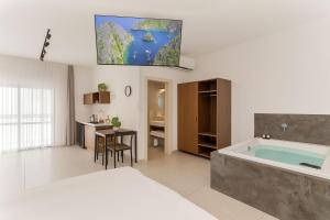 a bedroom with a bed and a bath tub at פסגת הגליל - סוויטות רומנטיות לחופשה זוגית in Manot