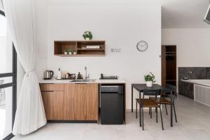 Køkken eller tekøkken på פסגת הגליל - סוויטות מדהימות לזוגות במושב מנות + 16 billeder