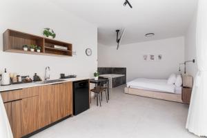 Nhà bếp/bếp nhỏ tại פסגת הגליל - סוויטות מדהימות לזוגות במושב מנות