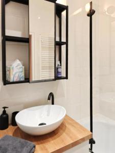 Ένα μπάνιο στο Metro-station to opera 1 min away