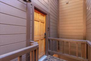 ein Flur mit einer Holztür in einem Haus in der Unterkunft Indian Hills 6021 townhouse in Truckee-Tahoe Airport