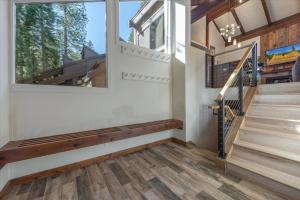 eine Treppe in einem Haus mit einem großen Fenster in der Unterkunft Indian Hills 6021 townhouse in Truckee-Tahoe Airport