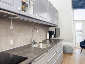 une cuisine avec des armoires blanches et un évier dans l'établissement 2 person holiday home in Hejls, à Hejls 103 autres photos