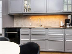 une cuisine avec des armoires blanches et un évier dans l'établissement 2 person holiday home in Hejls, à Hejls