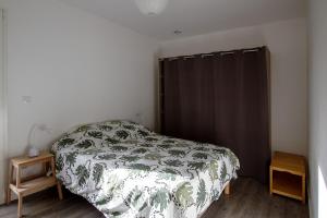a bedroom with a bed and a black curtain at Appartement Neuf - Port de l'AberWrac'h - in Landéda