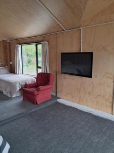 TV a/nebo společenská místnost v ubytování The Big Chook Accommodation