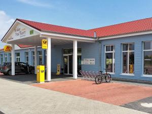 eine Tankstelle, vor der ein Fahrrad geparkt war in der Unterkunft 5 star holiday home in Großenbrode in Großenbrode + 72 Fotos