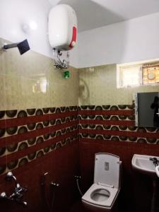 a bathroom with a toilet and a sink at Rooms with WiFi, Parking - 3BHK Villa in Kodaikānāl +5 photos