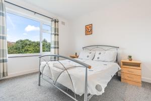 Postel nebo postele na pokoji v ubytování Awesome Coventry Home for Business Contractors and Suitable for families with Free Parking 14mins from NEC