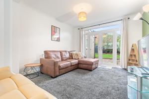 Posezení v ubytování Awesome Coventry Home for Business Contractors and Suitable for families with Free Parking 14mins from NEC