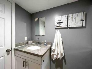 un baño con lavabo y espejo en Hollywood Hideaway Spacious 2BR & Private Parking, en Hollywood 13 fotos más