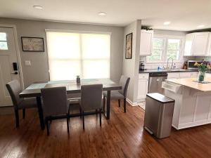 Køkken eller tekøkken på Whisker Ridge A Cozy 3-Bedroom Cottage