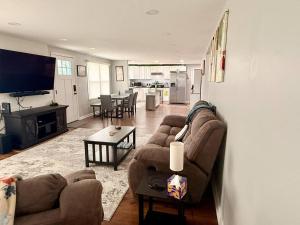 Et opholdsområde på Whisker Ridge A Cozy 3-Bedroom Cottage