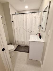 Et badeværelse på Whisker Ridge A Cozy 3-Bedroom Cottage + 6 billeder