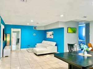 sala de estar con sofá blanco y paredes azules en Hollywood Hideaway Spacious 2BR & Private Parking, en Hollywood