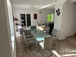 een eetkamer en woonkamer met een tafel en stoelen bij Chambres d'hôtes , Guest house in Chainaz-les-Frasses