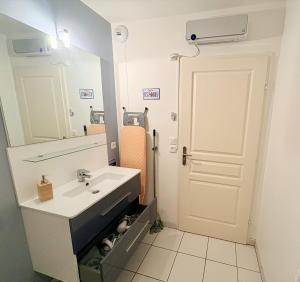 ein Badezimmer mit Waschbecken und Spiegel in der Unterkunft studio proche Orly et villes 91 in La Ville-du-Bois