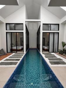 una piscina al centro di una casa di Mai House Jogja a Piyungan