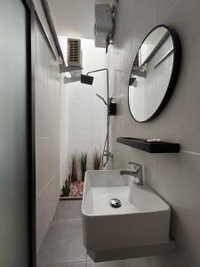 un bagno con lavandino e specchio di Mai House Jogja a Piyungan