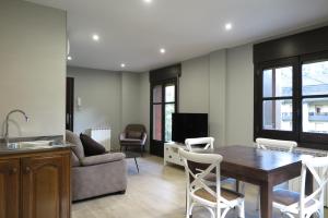a kitchen and living room with a table and chairs at El Molino de Pochas in Bielsa