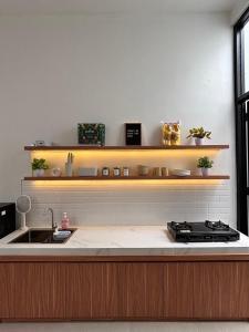 un bancone da cucina con lavello e fornello di Mai House Jogja a Piyungan