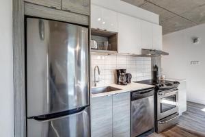 eine Küche mit einem Kühlschrank aus Edelstahl in der Unterkunft Corporate Stays Le Shaughn 1 BR - Double Bed in Montreal