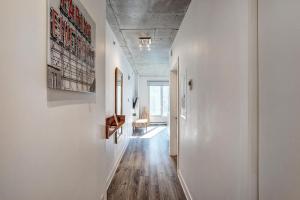ein Flur mit weißen Wänden und Holzböden in der Unterkunft Corporate Stays Le Shaughn 1 BR - Double Bed in Montreal