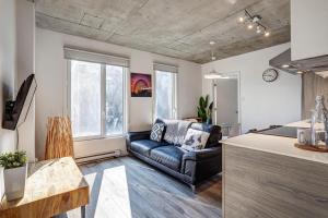 ein Wohnzimmer mit Sofa und Tisch in der Unterkunft Corporate Stays Le Shaughn 1 BR - Double Bed in Montreal + 21 Fotos