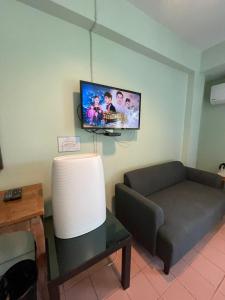 TV a/nebo společenská místnost v ubytování A Hotel Budget