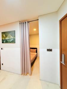 ein Schlafzimmer mit einem Bett und einer Schiebetür in der Unterkunft Apartment Kualalampur Near klcc Vortex suites in Kuala Lumpur