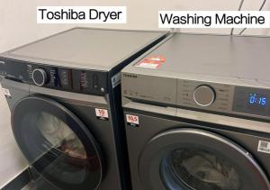 V Boho Home 3Bedroom 7-8Pax Eco Majestic Semenyih في Beranang: وجود غسالة ملابس وغسالة ملابس في الغرفة +9 صور