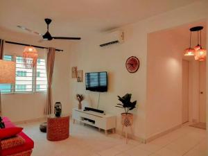 V Boho Home 3Bedroom 7-8Pax Eco Majestic Semenyih في Beranang: غرفة معيشة مع تلفزيون بشاشة مسطحة على الحائط