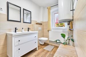 Un baño con lavabo blanco y inodoro. en Chalupa U přátel, en Kovářská