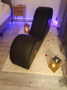 Posezení v ubytování Ecrin d' Amour suite romantique avec Jacuzzi