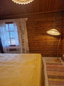 Postel nebo postele na pokoji v ubytování Hietajärvi Helmi, pieni huvila