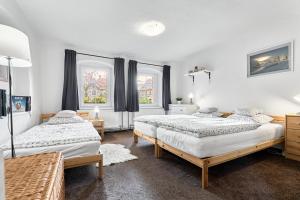 Dos camas en una habitación con dos ventanas. en Chalupa U přátel, en Kovářská