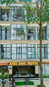 an apartment building with aneat bug hotel in front of it at Hotel Anh Đức 2 in Ga Phú Văn