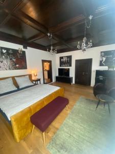 イスニー・イム・アルゴイにあるModerner Altstadttraumの大きなベッドルーム(大型ベッド1台、ピアノ付) +71枚の写真